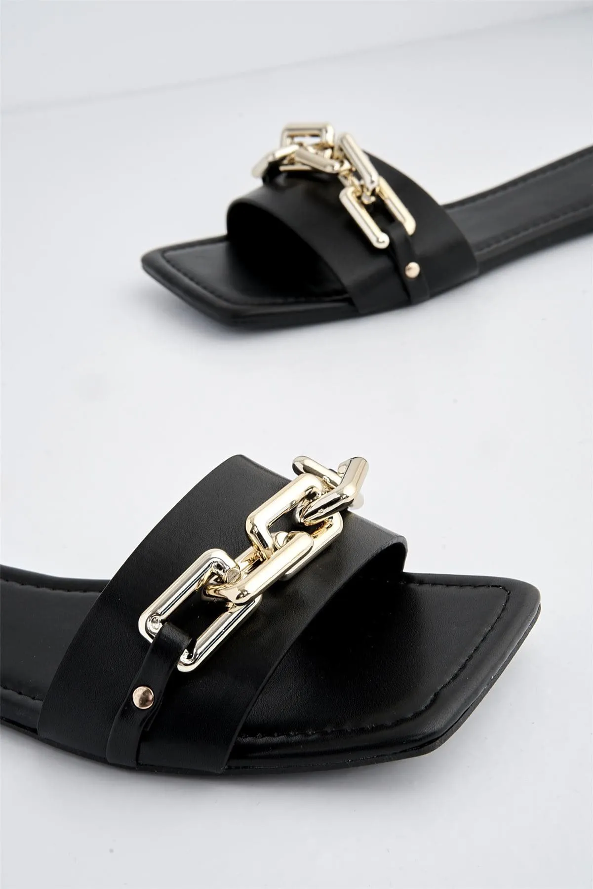 Harlow Statement Chain Flat Sandal in Black